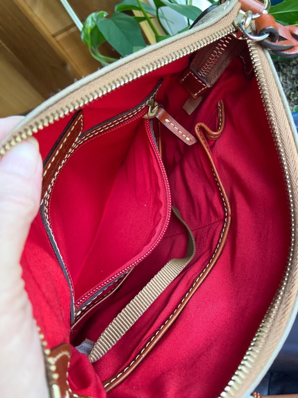 Dooney & Bourke Zippered Leather Crossbody with Red Interior Minimalist Casual - Picture 13 of 17